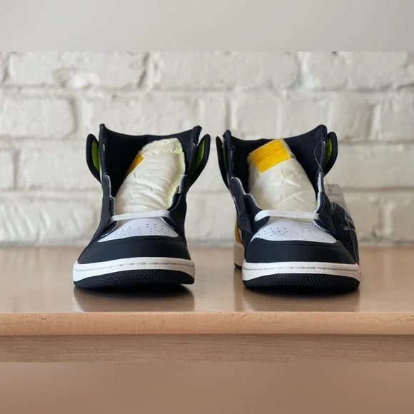 Nike Air Jordan 1 Retro High OG White Volt Gold 555088-118 Nike Air Jordan 1 Retro High OG White Volt Gold 555088-118